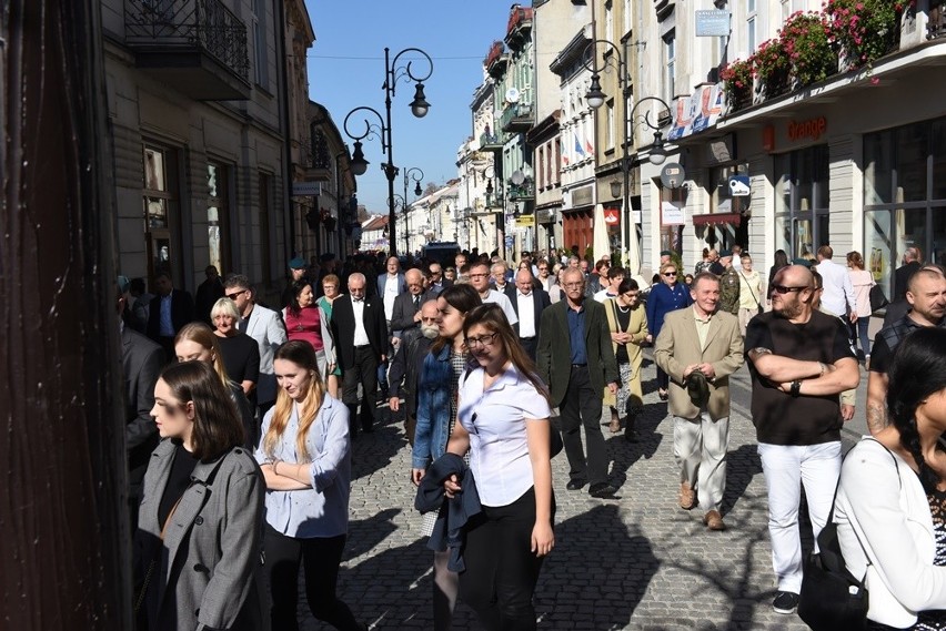 Nowy Sącz. Tłumy sądeczan na powtórnym pochówku gen. Bronisława Pierackiego