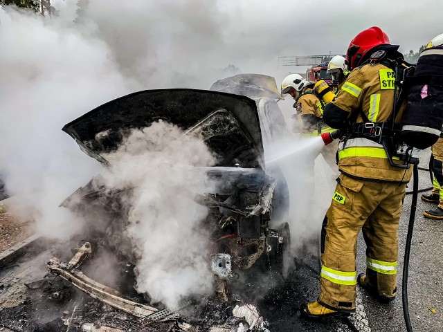 Samochód spłonął doszczętnie, ale na szczęście nikomu nic się nie stało.