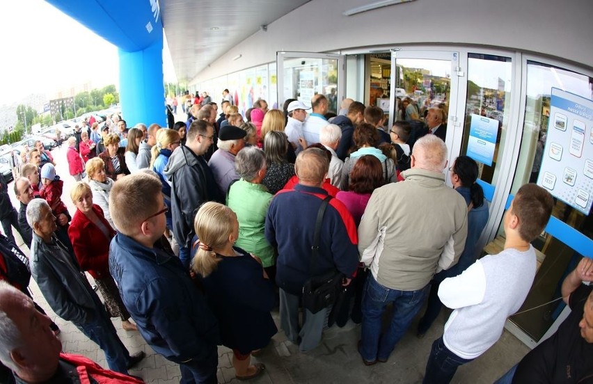 Tłumy przed nowym sklepem w Radomiu. Decathlon już otwarty (wideo, zdjęcia)