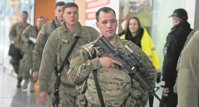 Żołnierze z Fort Carson w Kolorado wzbudzali duże zainteresowanie na lotnisku we Wrocławiu