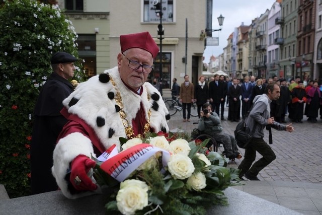 Uniwersytet Mikołaja Kopernika uroczyście zainaugurował dzisiaj nowy rok akademicki. Podczas uroczystości w Auli UMK Piotr Całbecki wręczył medal Unitas Durat Cuiaviano-Pomeranensis wybity dla UMK w stulecie niepodległości. Wcześniej rektor i członkowie Senatu UMK złożyli kwiaty pod pomnikiem Mikołaja Kopernika. Zobaczcie zdjęcia z tego wydarzenia.Zobacz także: Szczeniaczki z toruńskiego schroniska. Szukamy dla nich domu!NowosciTorun