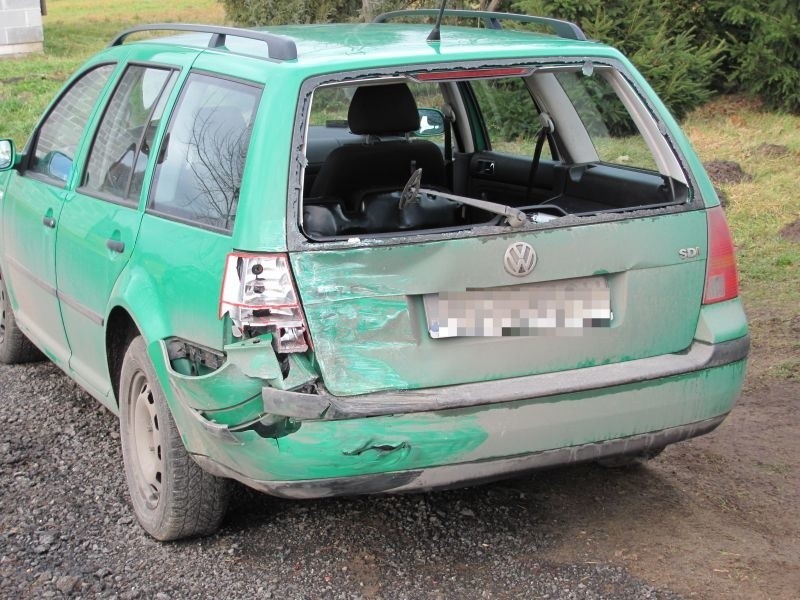 Zderzyły się ze sobą dwa volkswageny: golf i transporter