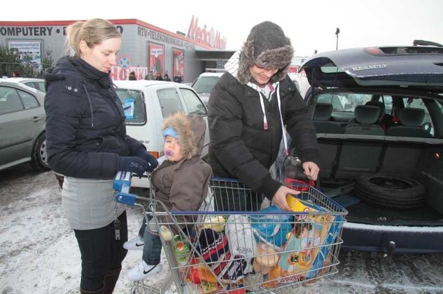 Patrycja, Marcin Wysogląd z Kielc na zakupy wybrali się z rocznym Mikołajem. Na razie kupili tylko parę prezentów. Z karpiem poczekają do czwartku.
