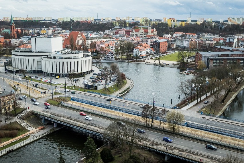 * Bydgoszcz - 29,3 procent (355,1 tys. w 2015 do 251,2 tys....