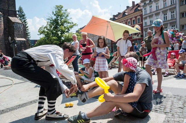 Dzieciolandia - czyli Dzień Dziecka w Brzegu. Na placu Polonii Amerykańskiej w słonecznej pogodzie były gry i zabawy dla dzieci, przedstawienia. Zobaczcie zdjęcia z imprezy.