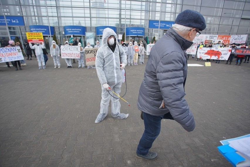 Kilkadziesiąt osób protestowało w sobotę przed wejściem na...