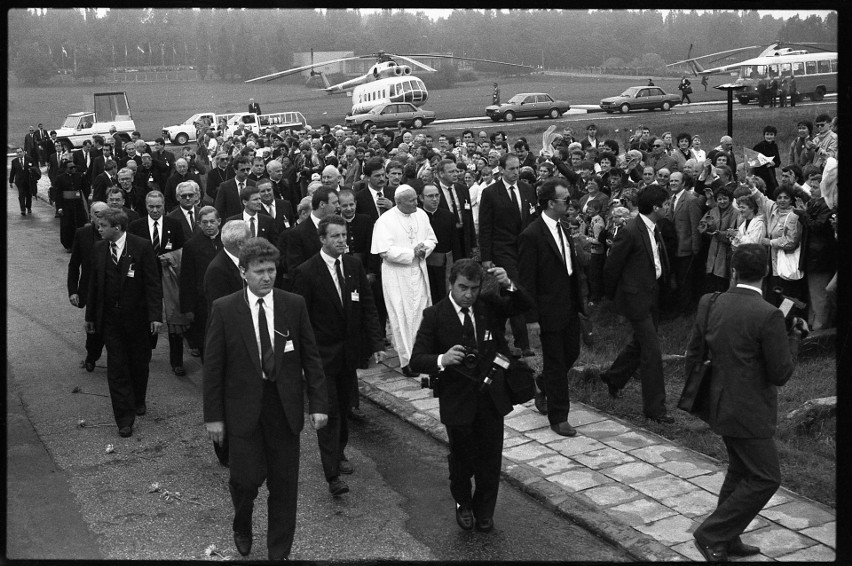 Był w byłym niemieckim obozie na Majdanku, w katedrze, na...