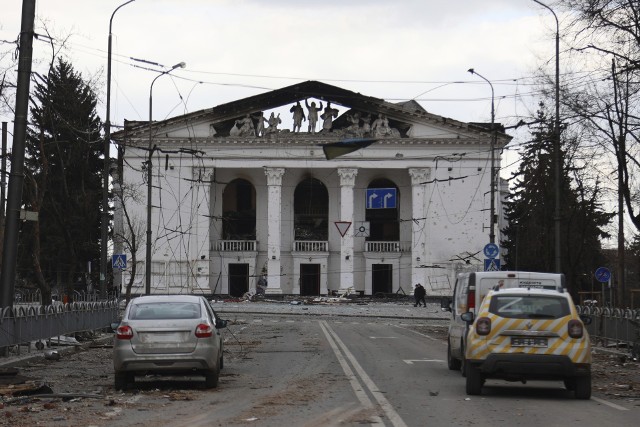 16 marca 2022 r. Rosjanie zbombardowali Teatr Dramatyczny w Mariupolu, który służył jako schron. Dla ochrony cywilów przed teatrem napisano słowo "Dzieci"