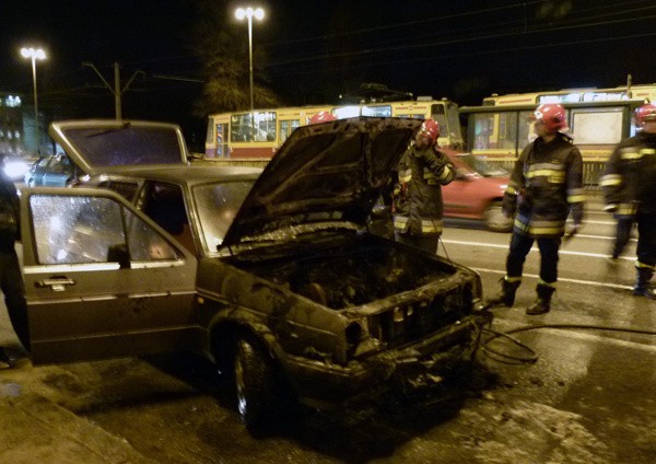 Volkswagen golf spalił się na al. Piłsudskiego.