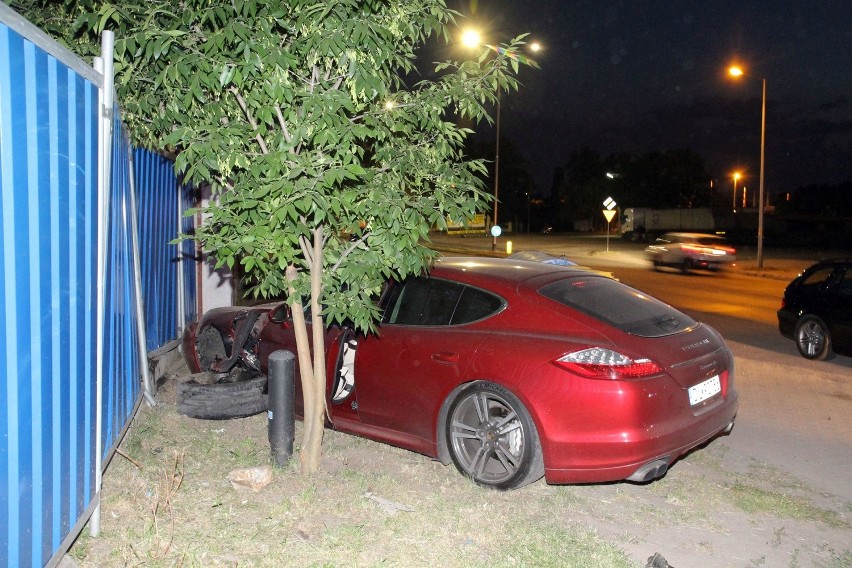 Wypadek porsche panamera koło Castoramy we Wrocławiu. 7...