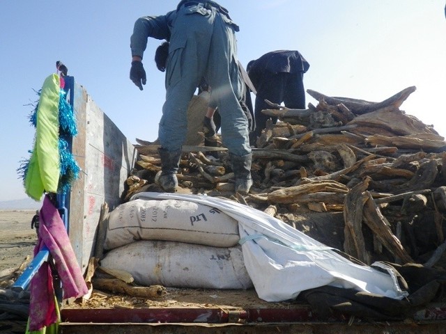 Worki z saletrą amonową na obu ciężarówkach, w celu zamaskowania prawdziwej zawartości, były ukryte pod ładunkiem drewna. Posiadanie saletry amonowej w Afganistanie jest zabronione prawem.