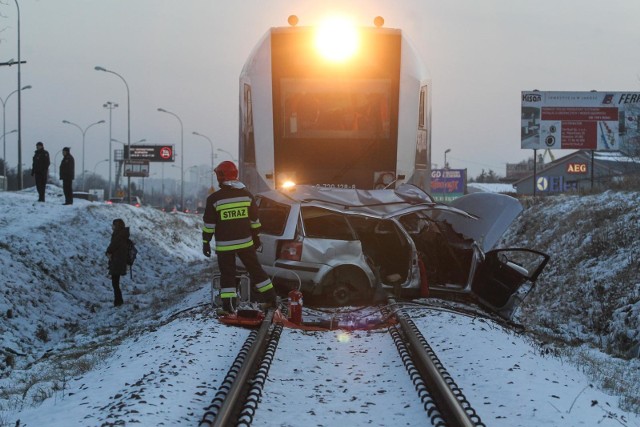 Tragedia na przejeździe kolejowym przy ul. Warszawskiej w Rzeszowie. Volkswagen, którym podróżowały trzy osoby, wjechał wprost pod nadjeżdżający szynobus. Zdjęcia i film z miejsca tragedii.