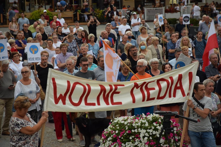 Setki osób wyszło na ulice Białegostoku w obronie TVN-u i...