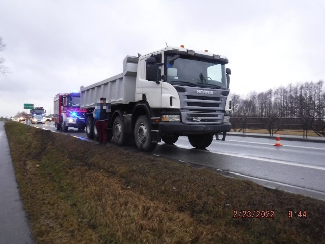 Do najechania na tył samochodu osobowego przez ciężarówkę doszło ok. godz. 8.20 w środę 23.02.2022 na drodze krajowej nr 94 w Łazach (gm. Rzezawa)