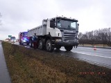 Wypadek na DK pod Bochnią, ciężarówka najechała na tył osobowej skody, dwie osoby zabrane do szpitala [ZDJĘCIA]