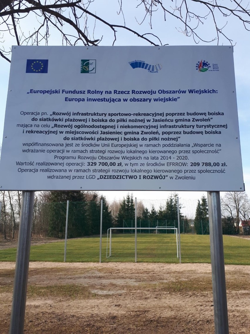 W Jasieńcu-Kolonii koło Zwolenia zakończyła się budowa dwóch nowoczesnych boisk sportowych. Docelowo powstanie tam cały kompleks rekreacyjny