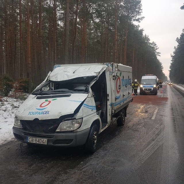 Kierowca mercedesa dostawczego jechał za szybko. W Bożenkowie wypadł z drogi."Poturbowany" mercedes. Kierowca nie dostosował prędkości do warunków na drodze.