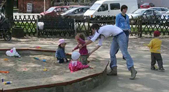 Mieszkańcy Szczecina cieszą się, że jest coraz więcej placów zabaw dla dzieci. Pomimo zastrzeżeń, chętnie z nich korzystają.