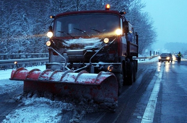 Na drogach panują bardzo trudne warunki. Jest bardzo ślisko.