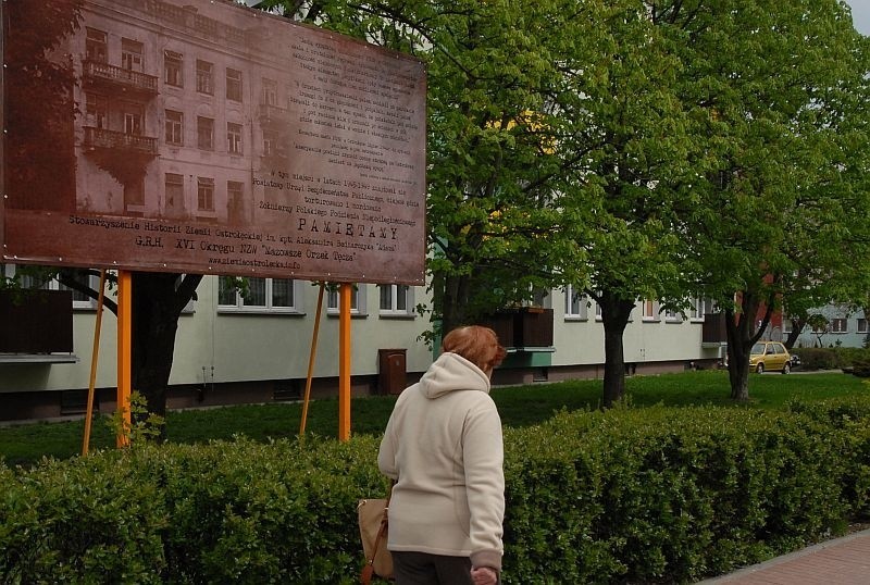 Przypominają, że w tym miejscu była kiedyś UB-ecka katownia