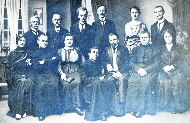 Unikalne zdjęcie z 1918 r. Rada Pedagogiczna gimnazjum i dwaj jego dyrektorzy. Trzeci z prawej siedzi Józef Zmitrowicz, drugi z lewej ks. dr Stanisław Hałko po powrocie z niewoli niemieckiej, obok Bronisława Kopczyńska, przełożona gimazjum żeńskiego.