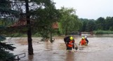 Gmina Myślenice. Strażacy ratowali dobytek innych, kiedy ich własny zabierała woda. Uratowali też psa