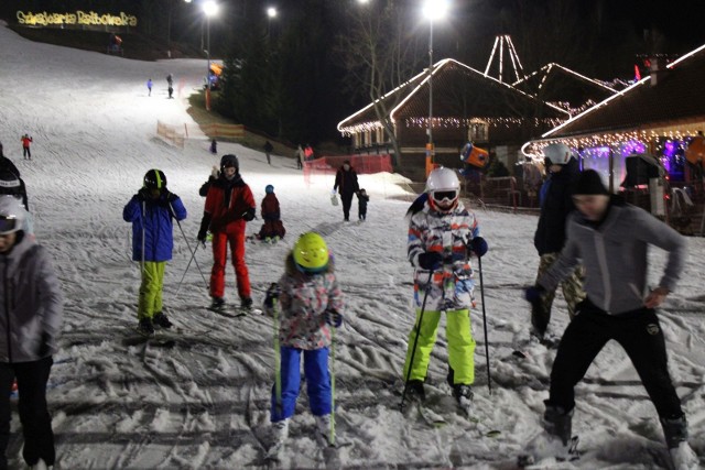 Nocna Jazda w każdy weekend przyciąga sporą liczbę osób chętnych do szusowania nocą po stoku. Tak też było w sobotę, 25 lutego. Zobaczcie co się działo.