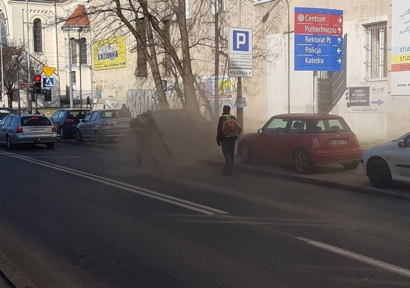 Tak się sprząta w Łodzi - piach z jezdni ląduje na...