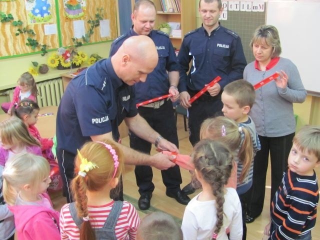 Sandomierscy policjanci rozdają dzieciom opaski odblaskowe