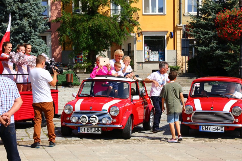 Myślenice. Kilkadziesiąt samochodów marki mini na rynku prezentowało swoje wdzięki 