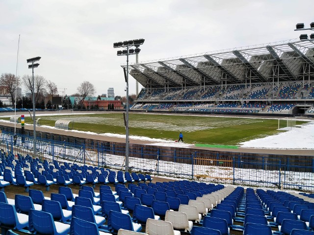 Tak wyglądała dziś w południe płyta główna Stadionu Miejskiego w Rzeszowie.