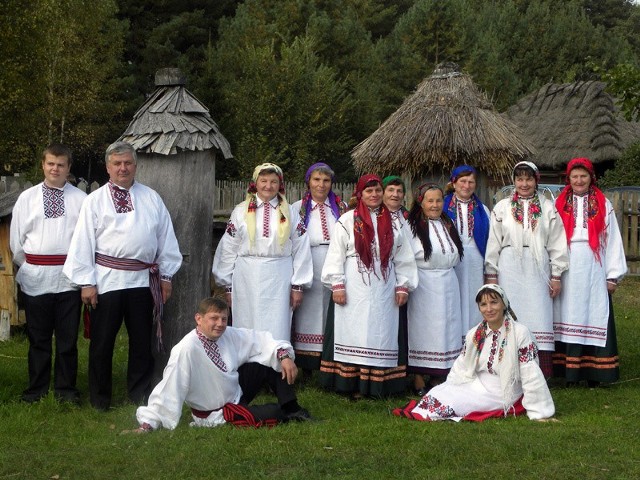 "Rodyna" w całej krasie. Na trawie siedzą: Elżbieta Tomczuk, kierowniczka chóru i Jerzy Tomczuk, ojciec Adama (stoi pierwszy od lewej). Obok Jan Tomczuk, Anna Mojsik i Luba Ryżyk.