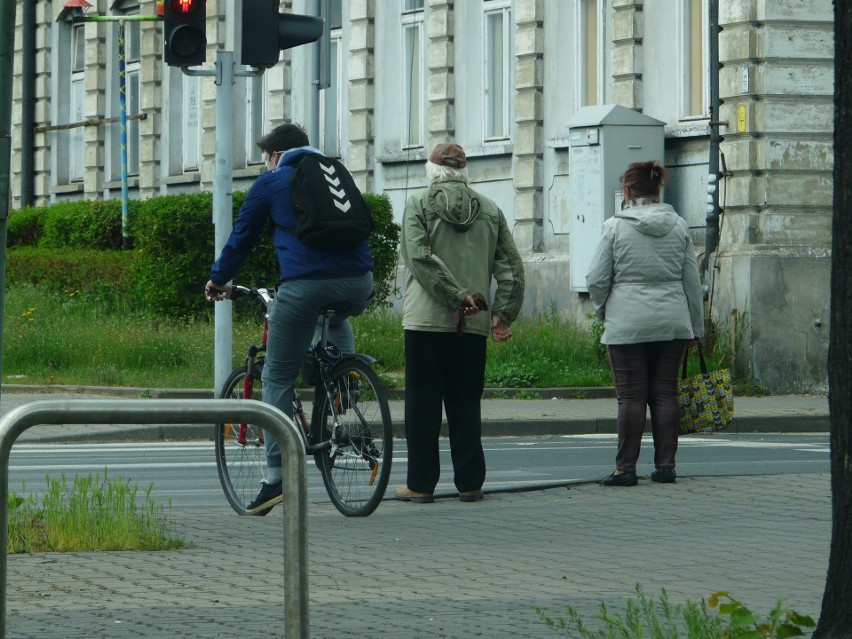 Mieszkańcy Pabianic coraz mniej boją się wirusa. Na ulicach robi się tłoczno ZDJĘCIA