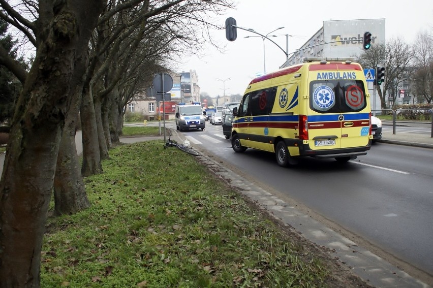 73-latek potrącony na przejściu dla pieszych. Mężczyzna trafił do szpitala