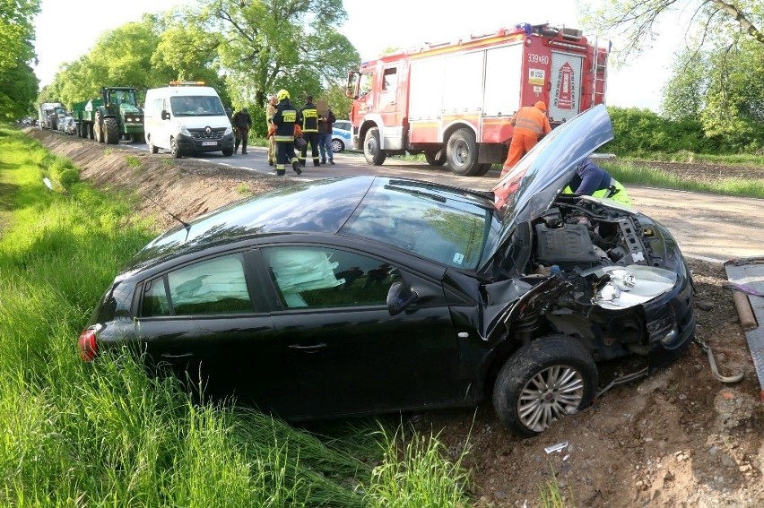 Wypadek pod Wrocławiem. Ciągnik rolniczy rozpadł się na dwie części