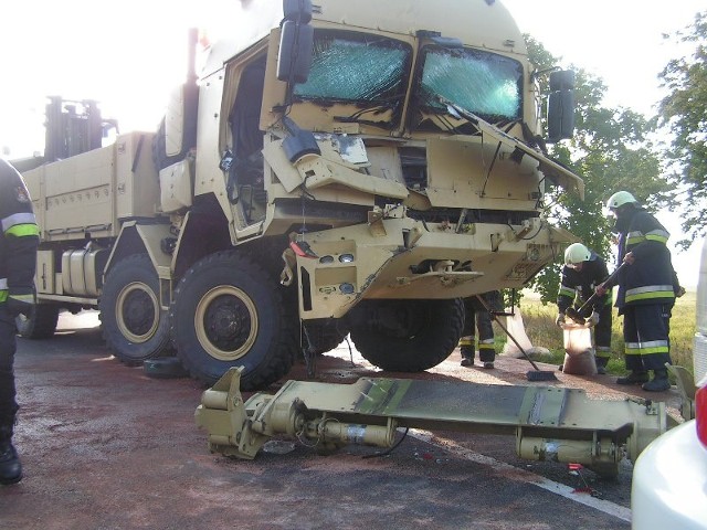 Kolizja wojskowych pojazdówW konwoju wojskowym doszlo do groLnego zderzenia dwóch pojazdów.