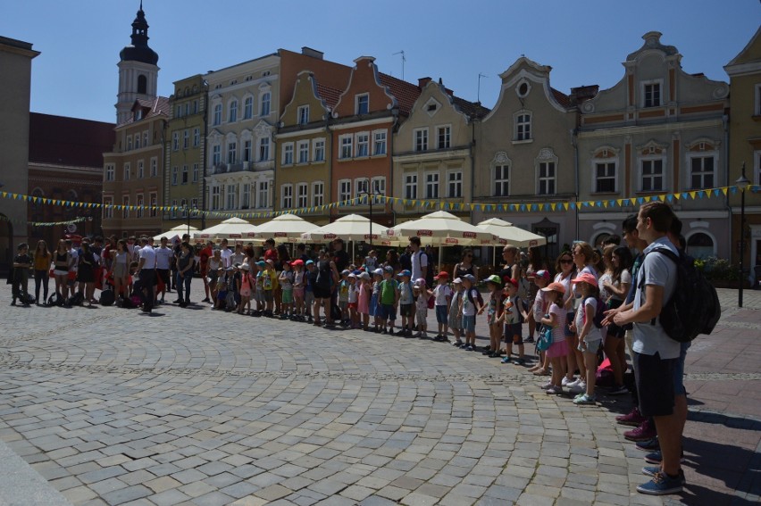 W południe na opolskim rynku zebrali się uczniowie,...