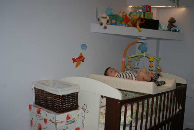 Kącik dla niemowlęcia w sypialniNawet w niewielkiej sypialni można wygospodarować kącik dla niemowlaka.