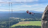 Siedmiu turystów utknęło nocą na tyrolce w Beskidzie Małym. Jedna osoba została ranna 