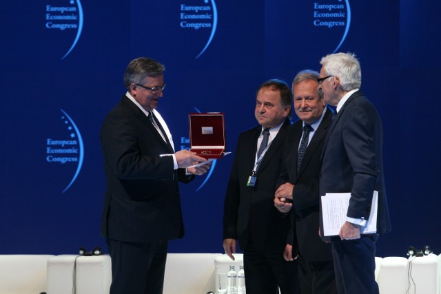 Bronisław Komorowski na EEC 2015 Katowice: Stawiam deklarację: Polska ma szansę być w pierwszej dziesiątce najbardziej innowacyjnych gospodarek świata. Europejski Kongres Gospodarczy 2015 Katowice: Przed Europą, Unią, Polską i naszym regionem stoi szereg wyzwań. Mamy nadzieję, że w ciągu tych trzech kongresowych dni  poznamy chociaż część odpowiedzi na dręczące nas pytania o przyszłość.