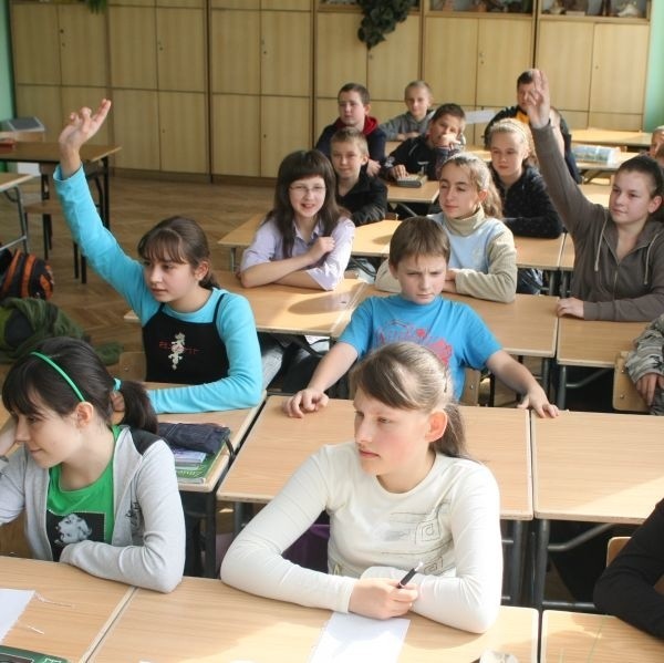 Uczniowie, którzy brali udział w pierwszej edycji &#8222;Pierwszaków&#8221; dziś są uczniami klasy szóstej i sporo wiedzą o bezpieczeństwie. Na zdjęciu klasa VIa ze Szkoły Podstawowej numer 19 w Kielcach.