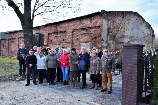 Maszt ma stanąć w miejscu, w którym dziś stoi stodoła (na zdjęciu za plecami protestujących)