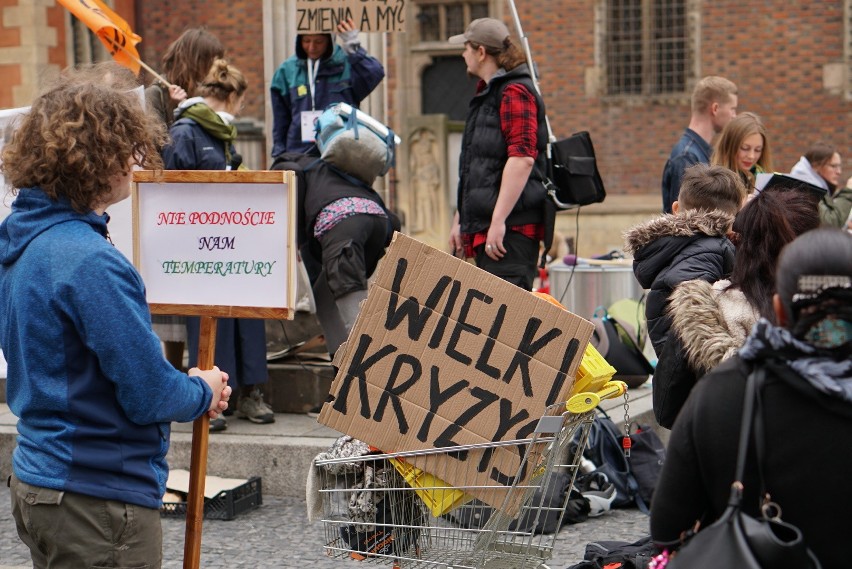 Położyli się na Rynku we Wrocławiu. Taki strajk. Dla ziemi