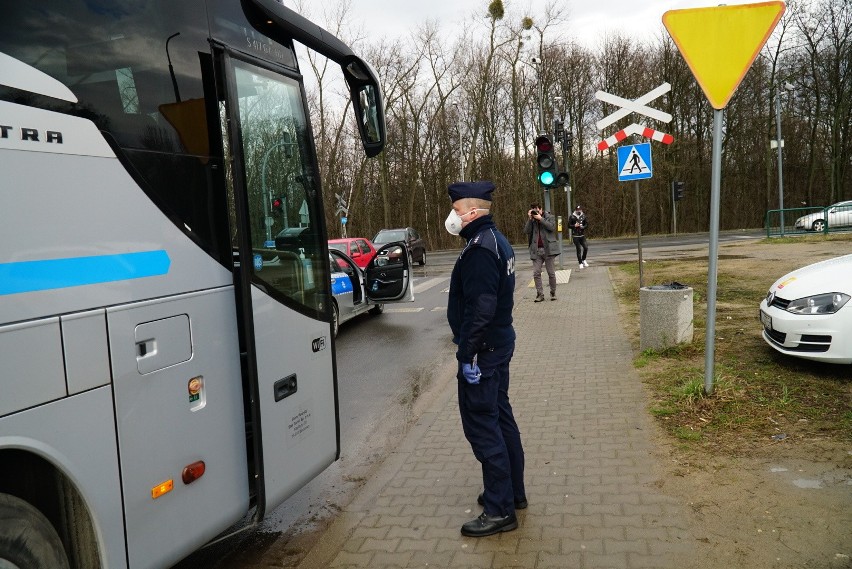 Autokar z Niemiec eskortowany przez policję do szpitala