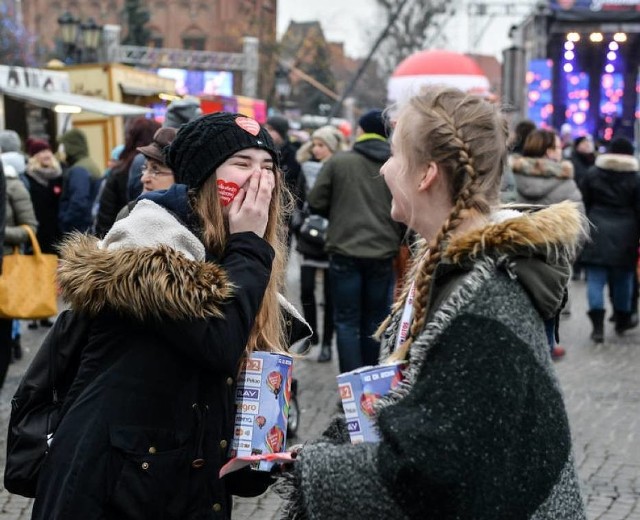 GDAŃSK- Jak co roku, osobiście włączę się w akcję Owsiaka - zapowiada prezydent Gdańska Paweł Adamowicz. - Jeszcze przed feriami będę zbierał pieniądze na rzecz fundacji na terenie Urzędu Miasta. Poza tym, oddajemy do licytacji ławkę w parku oliwskim z pamiątkową tablicą, rejs patrolowy ze strażą miejską, przejazd w gondoli vip w kole widokowym AmberSky i wiele gadżetów – dodaje Adamowicz.Co w ramach 25. finału WOŚP będzie się działo w Gdańsku?- W tym roku gramy na Targu Węglowym pod hasłem „Gdańsk dla Orkiestry czyli Karnawał Pomagania”. Impreza rozpocznie się o godz. 15.00. Nie zabraknie gorących rytmów, występów zespołów sambowych, ale także takich gwiazd jak Szymon Chodyniecki czy Brathanki – zapowiada Agnieszka Buczyńska, szefowa największego sztabu WOŚP w Gdańsku. - W trakcie imprezy czekać będzie mnóstwo atrakcji, w tym możliwość zbadania poziomu cukru, ciśnienia, pokazy pierwszej pomocy, loteria dla WOŚP, licytacje, festiwal foodtrucków, strefa hochlanda, gdzie za wrzutkę do puszki będzie można dostać ciepłą kanapkę. W tym roku gramy także z kołem widokowym, który stoi na Targu Węglowym. Tego dnia koło będzie podświetlone na czerwono. Dodatkowo dochód z co dziesiątego biletu na przejazd gondolą zostanie przekazany na fundację WOŚP – dodaje Buczyńska.W samym Gdańsku kwestować będzie 15 stycznia 1180 wolontariuszy. PROGRAM* Koncert Finałowy na Targu WęglowymNa finałowym koncercie zagrają, m.in. Brathanki, José Torres, Szymon Chodyniecki, Farba, Mantra, Łosoś, Taraban, Kipi Samba i inni.Koncert rozpocznie się o godz.15:00 i zakończy po godz. 20:00. Nie zabraknie tradycyjnego "światełka do nieba" ok. godz. 19:50 i pokazu sztucznych ogni.Wystąpią: 15:00 START KONCERTU W RYTMACH SAMBY15:15 ŁOSOŚ16:00 FARBA16:50 MITRA17:30 TARABAN & KIPI SAMBA18:00 SZYMON CHODYNIECKI18:40 JOSE TORRES19:30 BRAThANKiok. 20:00 ŚWIATEŁKO DO NIEBA* Atrakcje na Targu Węglowym:Orkiestrowy Festiwal Food TruckówTrójmiejskie samochody gastronomiczne, tzw. food trucki zbiorą się wszystkie w strefie gastronomicznej WOŚP zapewniając szeroki wybór rozgrzewającego jedzenia na większy i mniejszy głód. W menu nie zabraknie też rozgrzewających napojów.Pojawią się m.in.:- ciastka węgierskie- kultowe zapiekanki- fura smaku- karma guru- frytki belgijskieCo będzie się działo w strefie WOŚPW miasteczku namiotowym będzie można:- zmierzyć ciśnienie i poziom cukru- oddać krew- wziąć udział w warsztatach z pierwszej pomocy organizowanej przez Inspektorat Ratowniczy ZHP oraz szpital Copernicus- zagrać w loterii "Los na WOŚP"- zjeść kanapki w strefie Hochland w zamian za wsparcie WOSAukcje Miasta Gdańsk na AllegroFundacja WOŚP oraz Allegro uruchomili specjalny serwis aukcyjny. Korzystanie z niego jest darmowe, a wpłaty za wygrane aukcje wpływają bezpośrednio na konto Fundacji.Będzie można wylicytować m.in.:Fundacja Gdańska - Ławka w Parku Oliwskim ze spersonalizowaną tabliczką przez MecenasaSkywheel- Przejazd w gondoli VIPErgo Arena - Piłka + koszulka + plakat z autografami kadry szczypiornistówStraż Miejska w Gdańsku- Rejs z patrolem wodnymMOSIR- koszulka z podpisami piłkarzy ręcznych kadry PolskiMOSIR- pamiątka z ZaruskiegoInformacja o utrudnieniachRegionalne Centrum Wolontariatu w Gdańsku informuje, że w związku z organizacją imprezy "Gdańsk dla Orkiestry" nastąpią zmiany w organizacji ruchu na terenie Głównego Miasta polegające na całkowitym wyłączeniu z ruchu kołowego Targu Węglowego od 12.01.2017 r. do 16.01.2017 r.Więcej informacji na temat komunikacji miejskiej jest dostępnych pod adresem http://www.ztm.gda.plUWAGA! Na teren ww. imprezy zabrania się wnoszenia materiałów łatwopalnych i pirotechnicznych, a także napoi alkoholowych. Dodatkowo, 15.01.2017 r. od godziny 12.00 przez teren Targu Węglowego nie będzie kursował autobus nr 100.25. Finał WOŚP. Trójmiejska komunikacja będzie jeździć dla Orkiestry