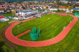 Tak wygląda zmodernizowany stadion miejski w Oleśnie z lotu ptaka [ZDJĘCIA]