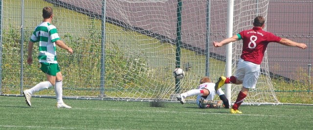 Wojciech Pasternak zdobywa wyrównującego gola na 2-2 dla Przełomu Besko. 