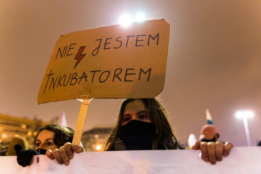 Warszawa: Strajk Kobiet uczci 8 marca 2021 kolejną manifestacją. Gdzie i kiedy odbędzie się protest?