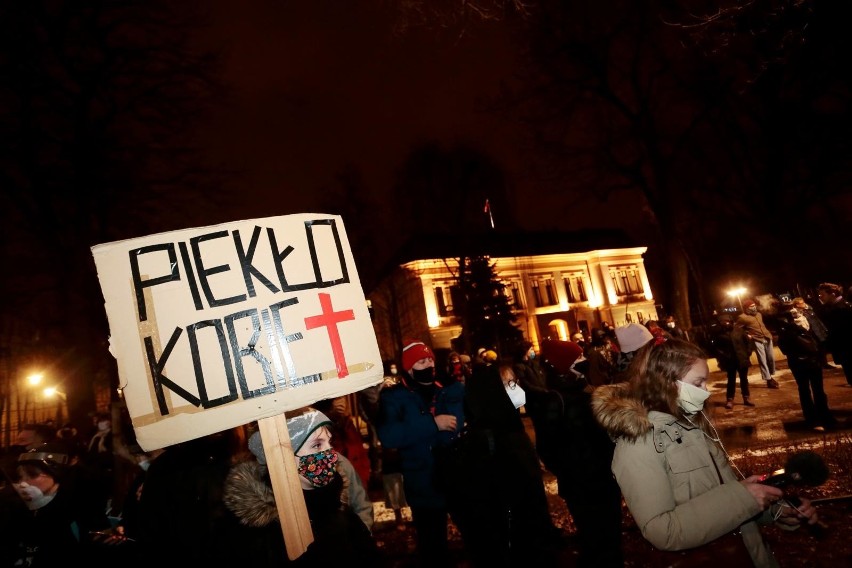 Warszawa: Strajk Kobiet uczci 8 marca 2021 kolejną manifestacją. Gdzie i kiedy odbędzie się protest?