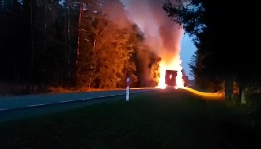 Rudnica. Pożar ciężarówki na drodze krajowej 65. Trasa Białystok - Bobrowniki była zablokowana [ZDJĘCIA]